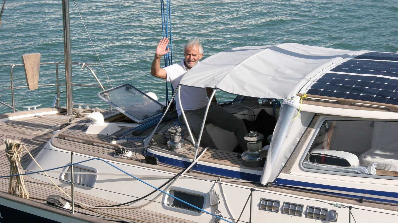 En el momento de la salida para iniciar la vuelta al mundo en solitario.