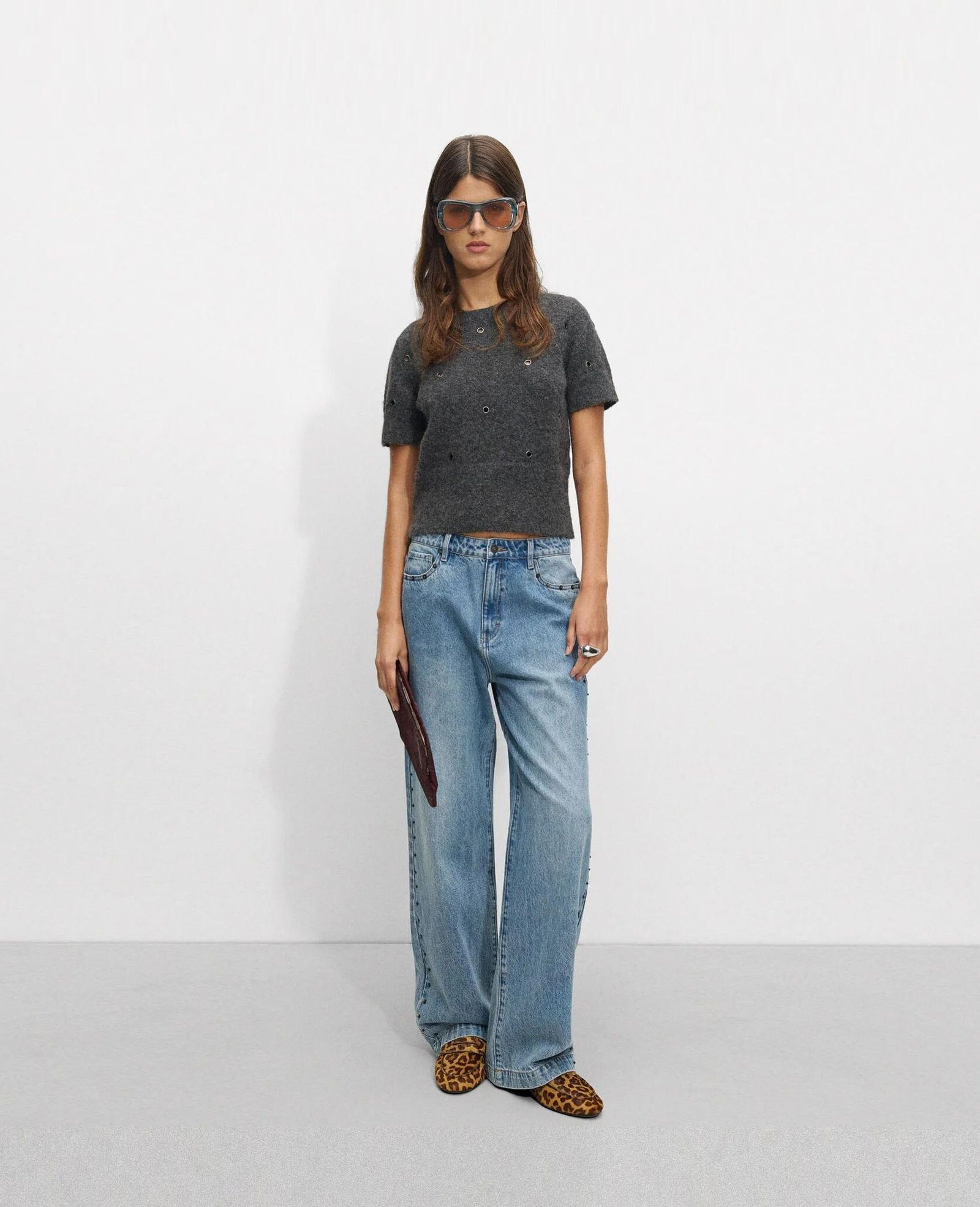 Vaqueros azules con tachuelas de Parfois, un básico que no puede faltar en tu armario