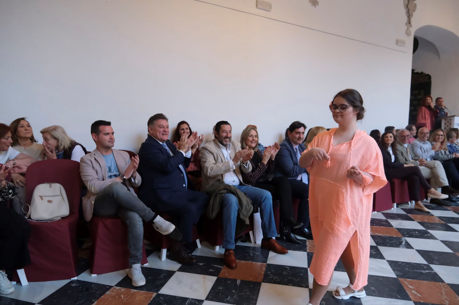 El desfile benéfico de la Asociación Alzheimer Córdoba 2023, en imágenes