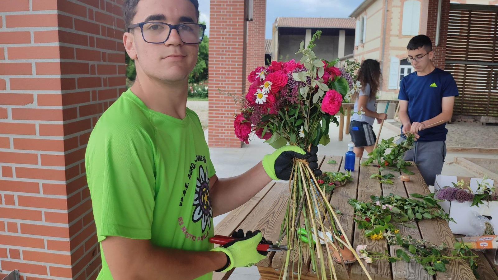 Uno de los alumnos durante una actividad de elaboración de elementos florales