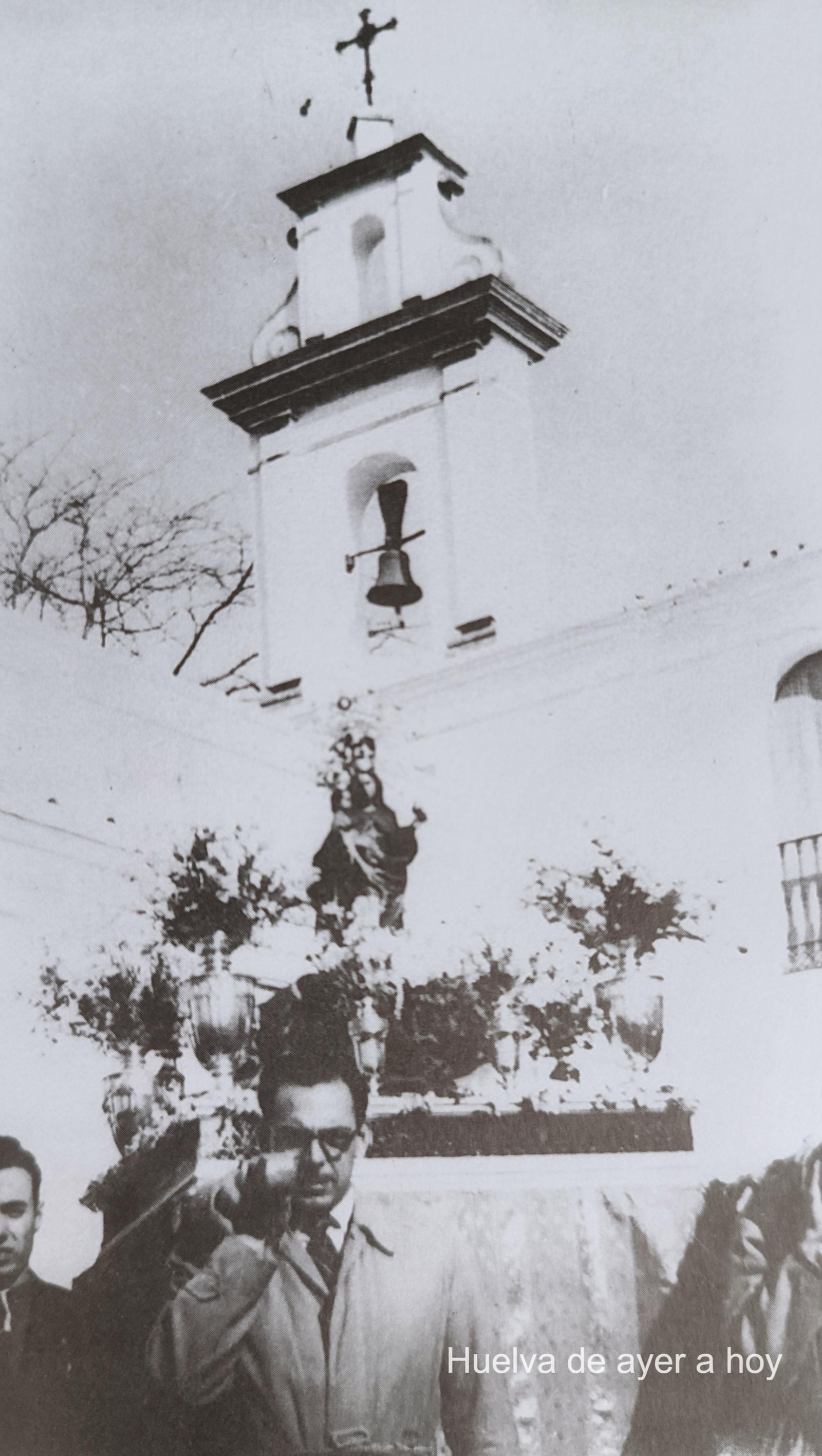 La salida de la Virgen de la Cinta desde su santuario en unas parihuelas, en las misiones de 1952.