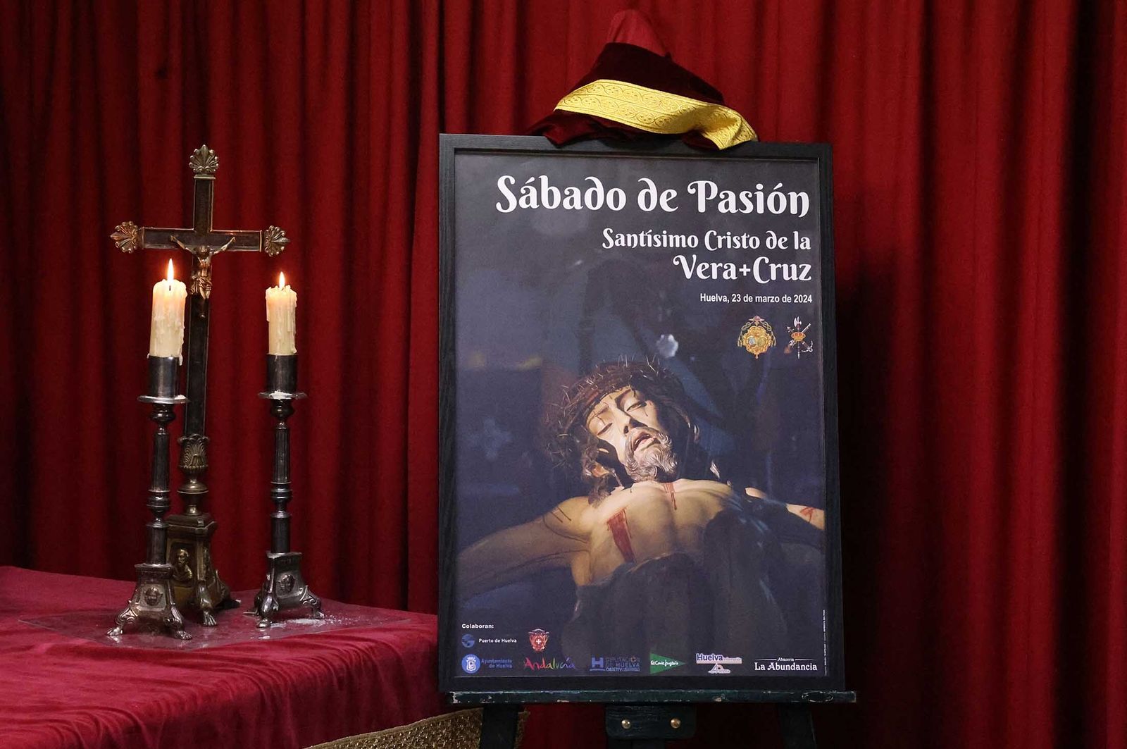 Imágenes del cartel al Cristo de la Vera+Cruz para la salida de la Legión en Huelva