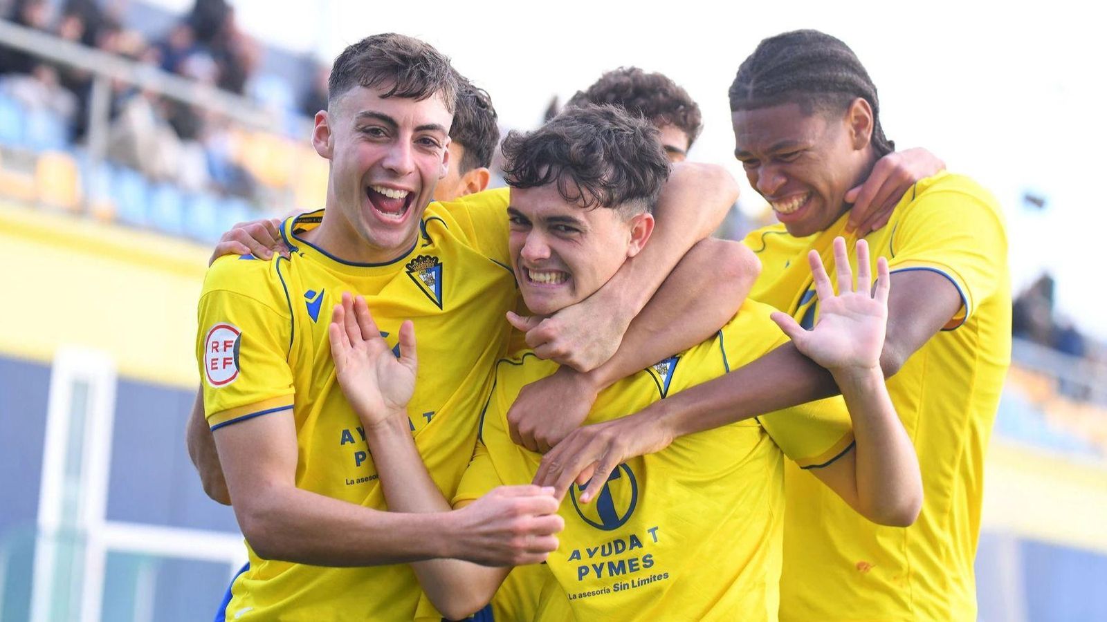 Los jugadores del Cádiz Mirandilla celebran uno de sus goles