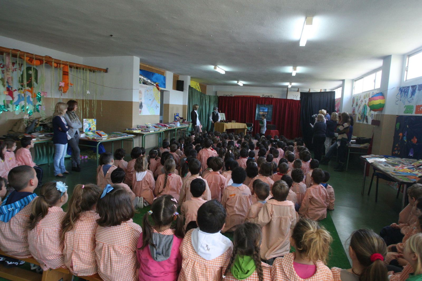 Alumnos en el interior de una clase.