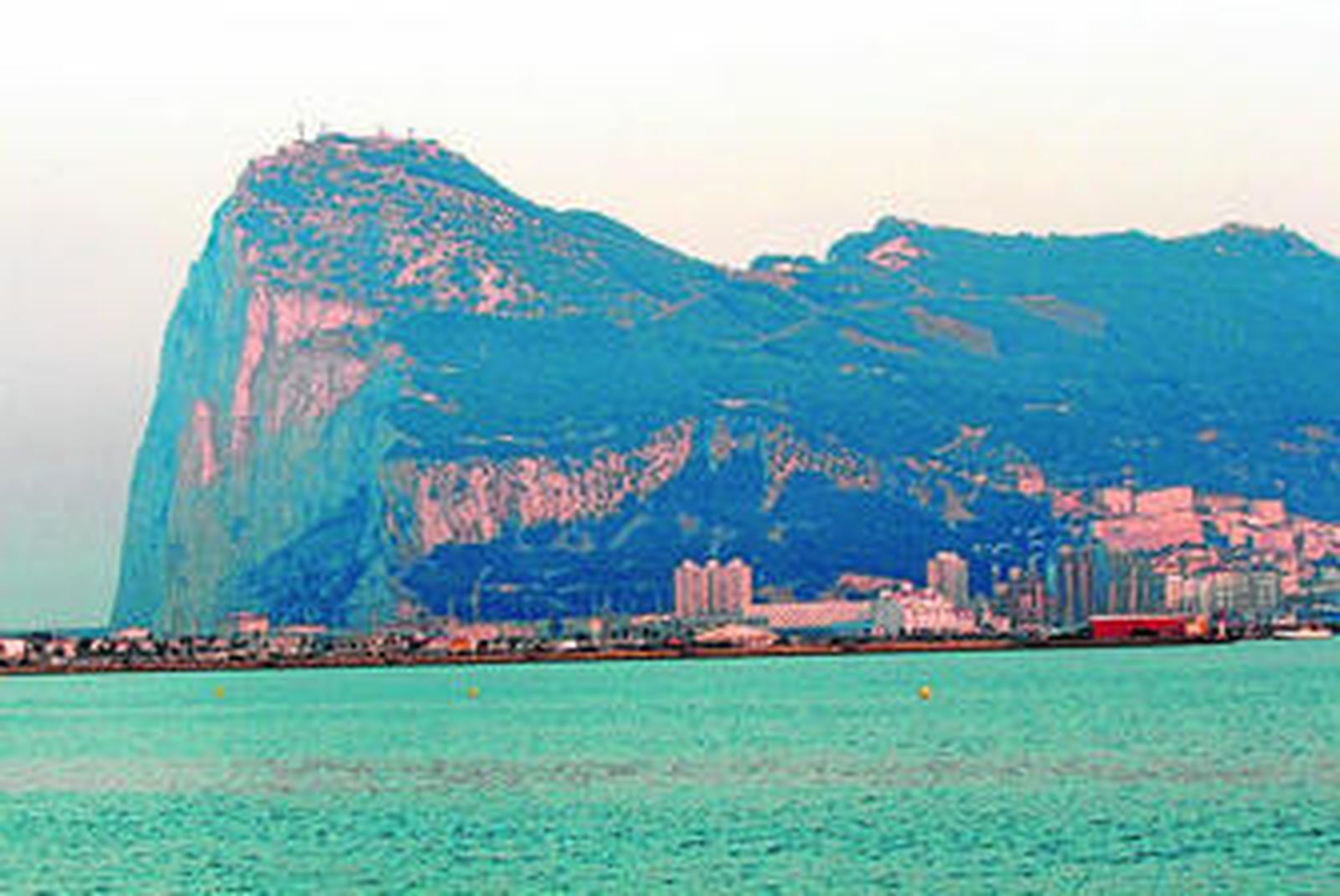 Vista del Peñón de Gibraltar desde el paseo marítimo de Poniente en La Línea.
