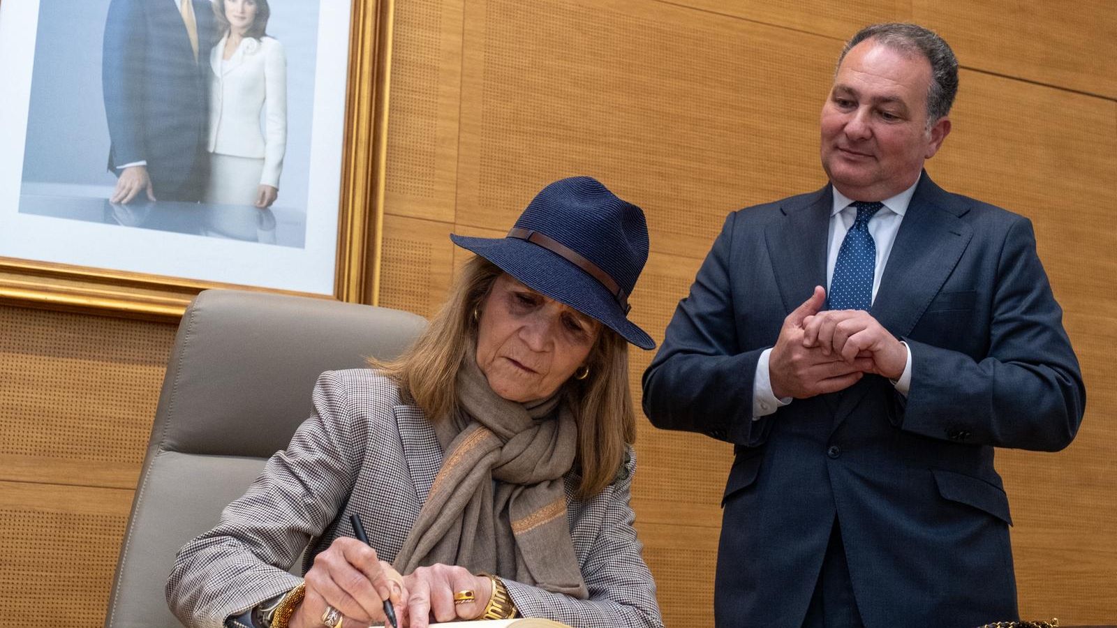 La infanta Elena firma en el libro de honor de la Diputación Provincial.