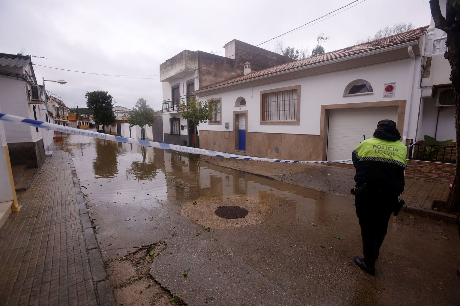 Los vecinos de Alcolea y de las parcelas de Guadalvalle siguen desalojando sus casas, en imágenes