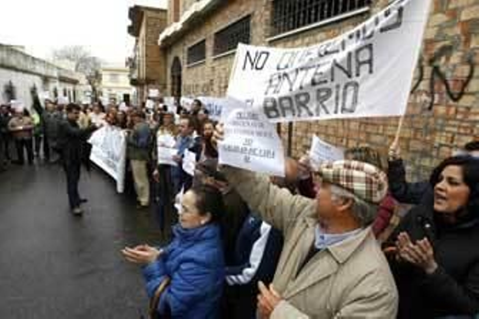 Imagen de una antigua protesta vecinal para retirar una antena de telefonía en la zona El Pinar-La Pita. /Pascual