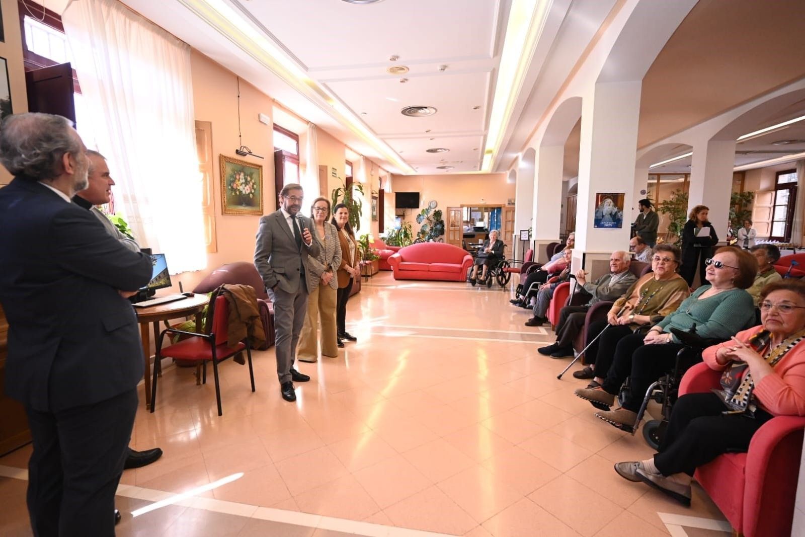 Visita del delegado Antonio Granados y la delegada Matilde Ortiz al Centro Residencial para Personas Mayores Nuestra Señora Del Perpetuo Socorro de Santa Fe