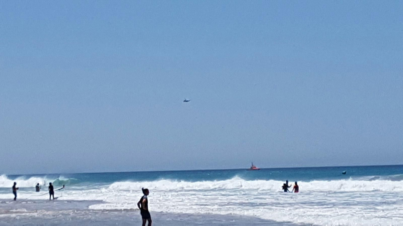 Un helicóptero sobrevuela la playa de El Palmar, cerrada al baño.