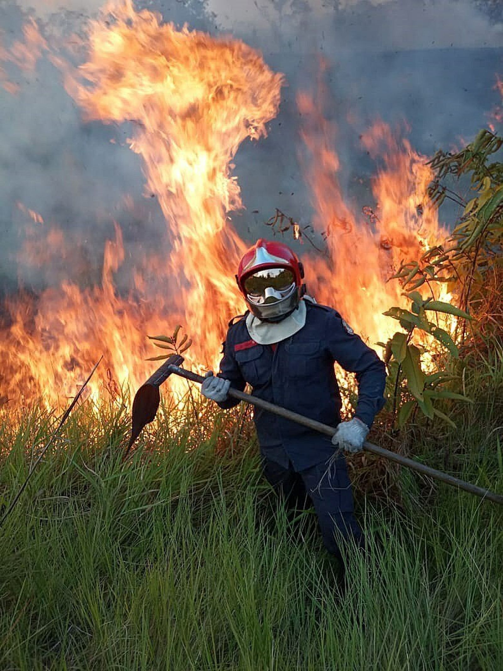 Fotografía de los bomberos de Río Blanco, que muestra el combate contra el fuego en el estado amazónico de Acre.