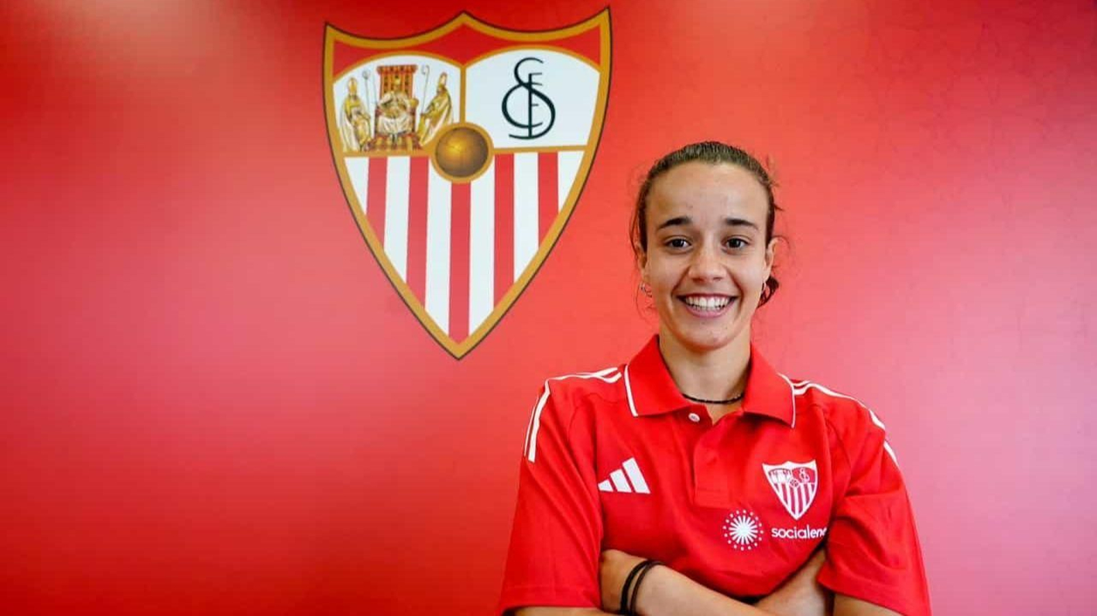 Rosa Márquez posando con la camiseta del Sevilla
