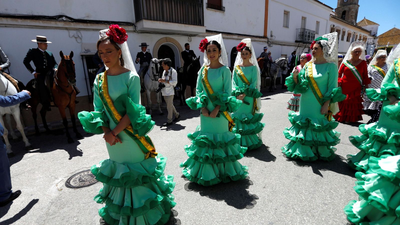 La corte de reina y damas de la feria. La corte de reina y damas de la feria.