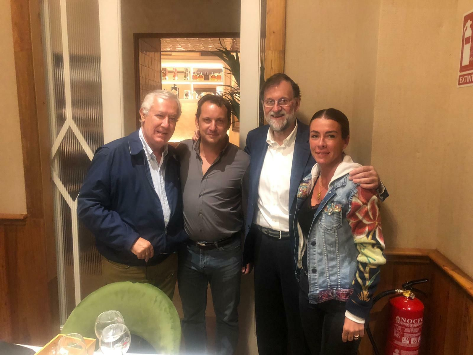 Javier Arenas, Rafael Cuesta, Mariano Rajoy y Reyes Romero, la noche del viernes en Sevilla