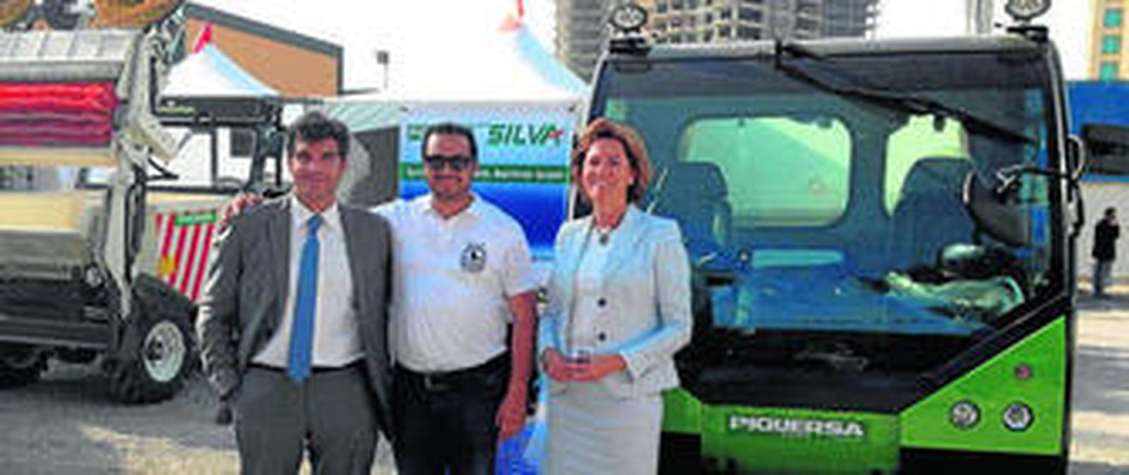 La gerente de Piquersa, Inmaculada Piquer (derecha) con uno de los responsables del Departamento de Exportaciones de la firma, José Manuel Expósito.