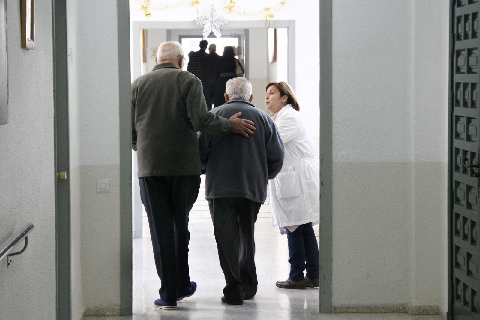 Mayores de la Residencia Asistida de Diputación caminan por los pasillos del centro.