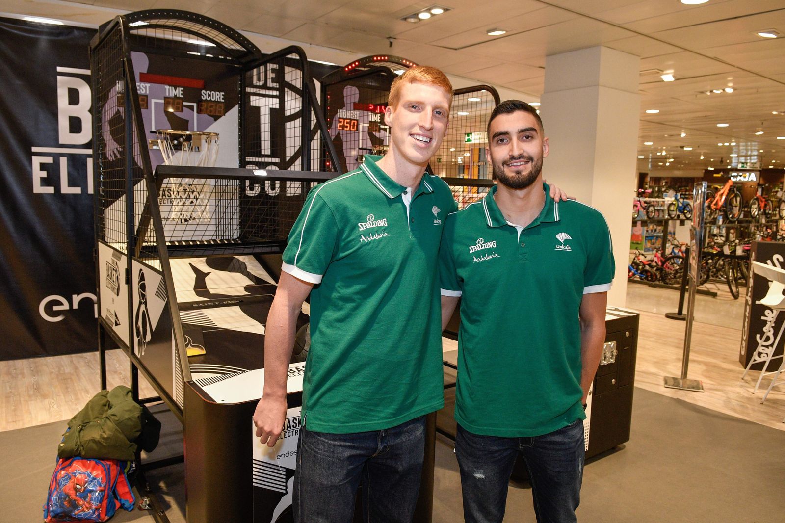 Alberto Díaz y Jaime Fernández, en su visita al tour de Básket Electrónico.
