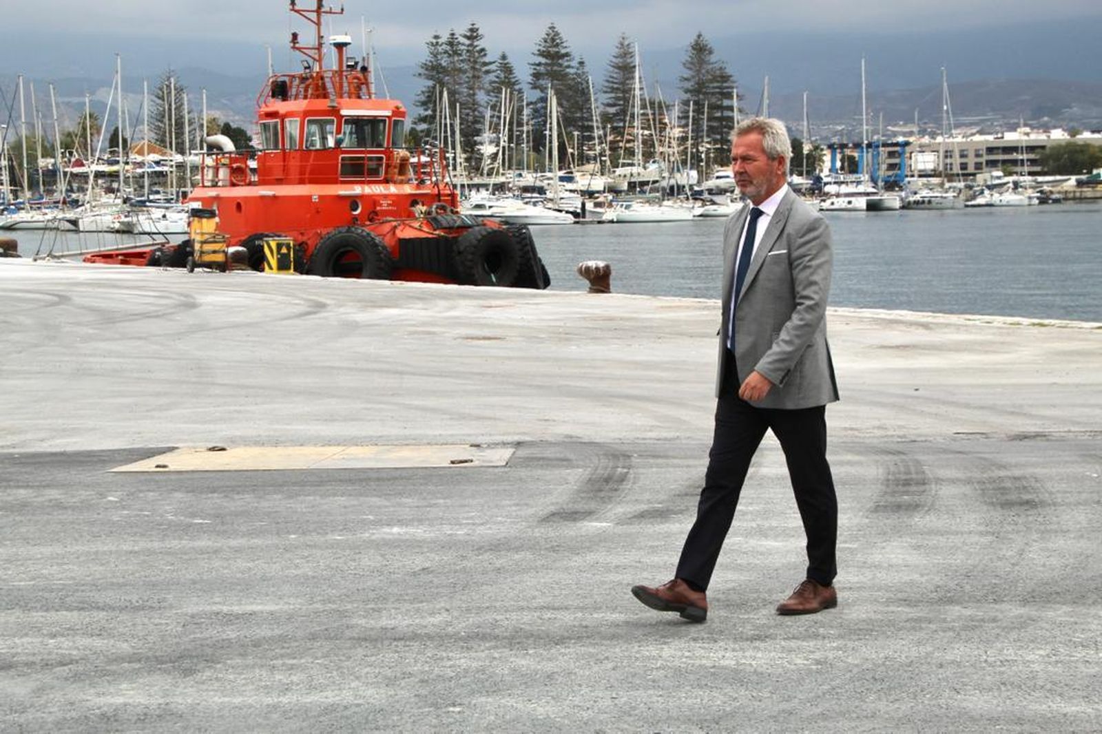 El Puerto de Motril arregla sus viales para mejorar el desplazamiento de grúas móviles