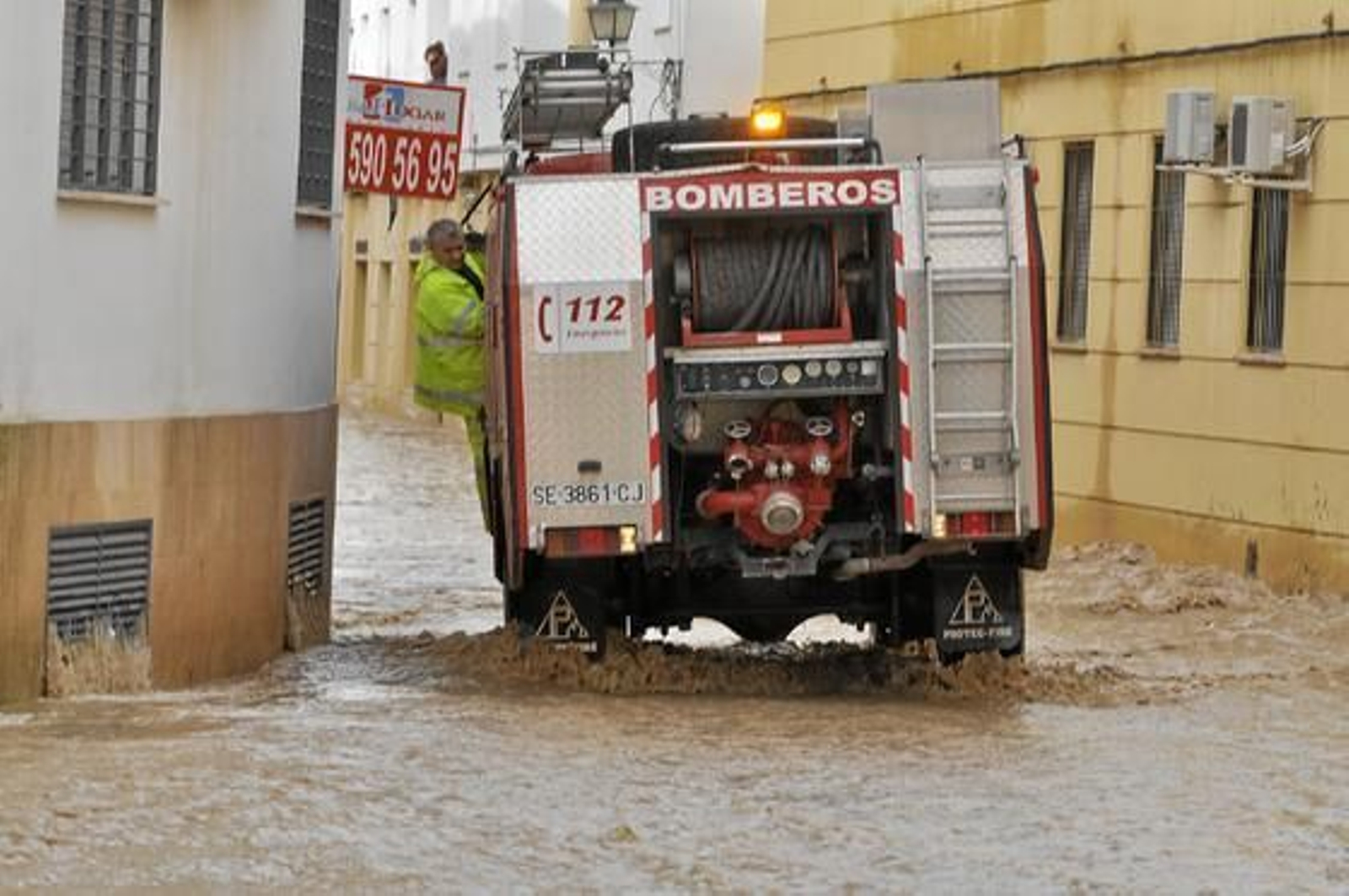 Los Bomberos acuden a Écija para amainar los efectos del temporal. 

Foto: Manuel Gómez