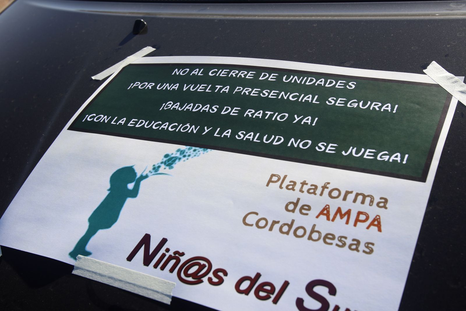 La caravana por una vuelta al cole segura en Córdoba, en fotos