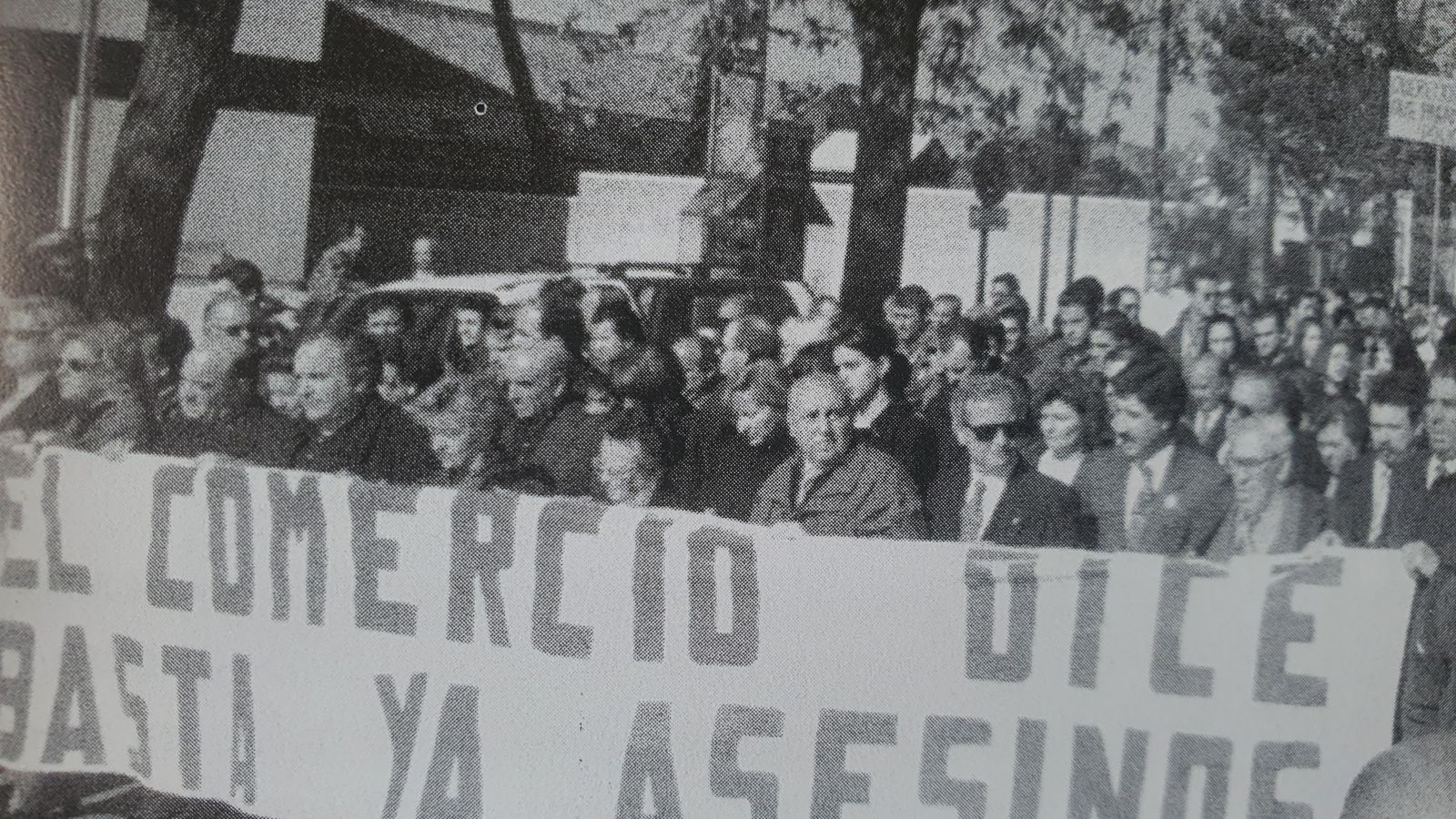 El barrio de la Chana se manifestó por la muerte de un comerciante.