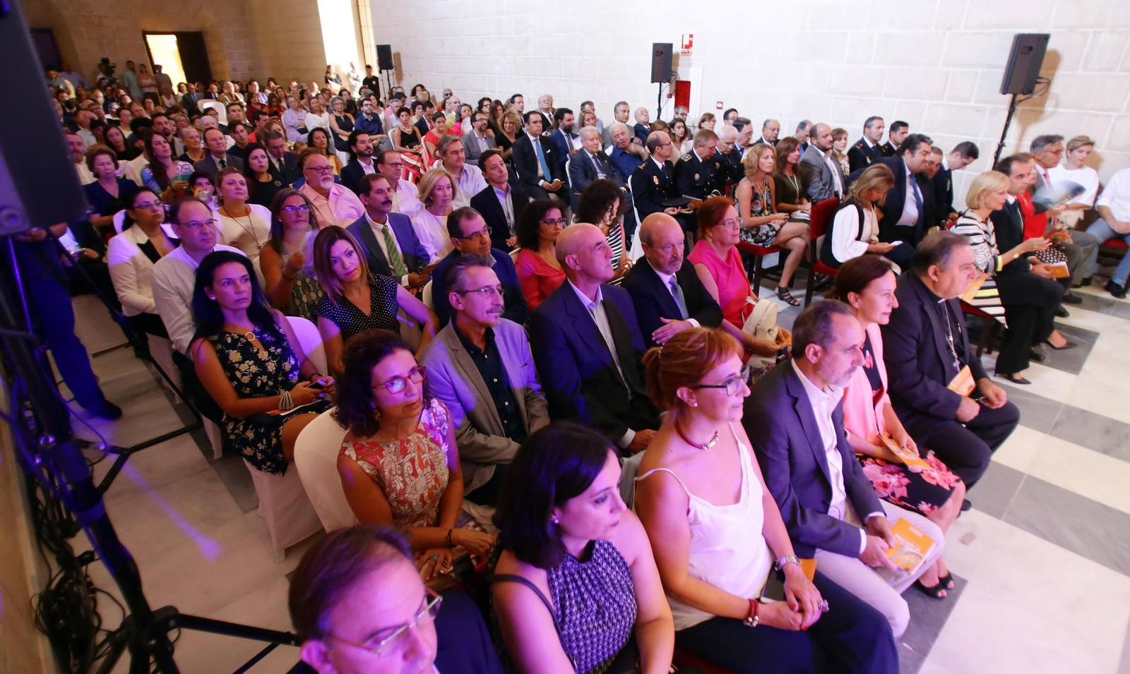 Vista general del interior de los Claustros con el público asistente