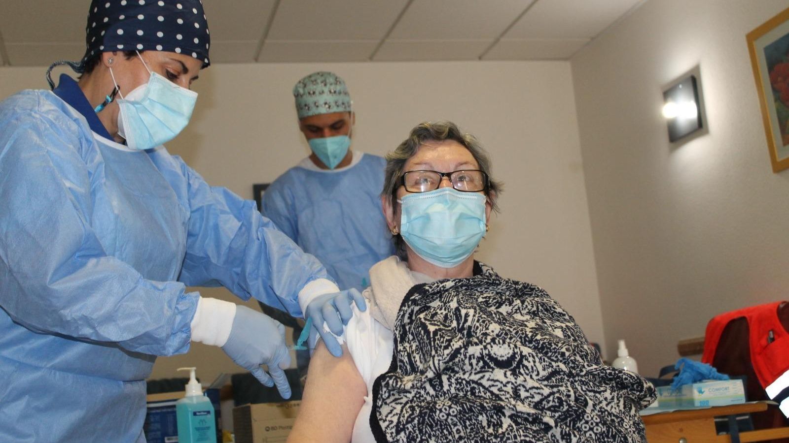 Reme, la primera vacunada contra la covid-19 en Almería.