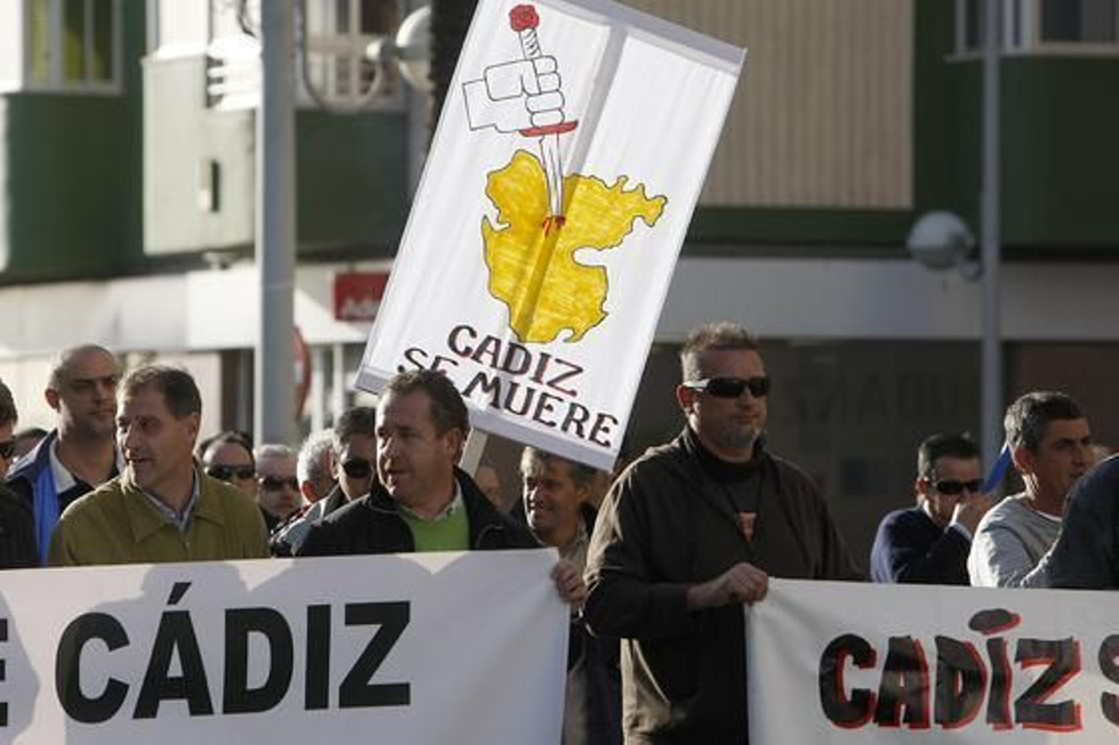 De nuevo los ex trabajadores de Delphi se han manifestado por las calles de la capital para reclamar "una vez más" que la Junta de Andalucía resuelva su problema "tras tres años" desde que se cerró la factoría de Puerto Real. Foto: Jose Braza De nuevo los ex trabajadores de Delphi se han manifestado por las calles de la capital para reclamar "una vez más" que la Junta de Andalucía resuelva su problema "tras tres años" desde que se cerró la factoría de Puerto Real.
Foto: Jose Braza