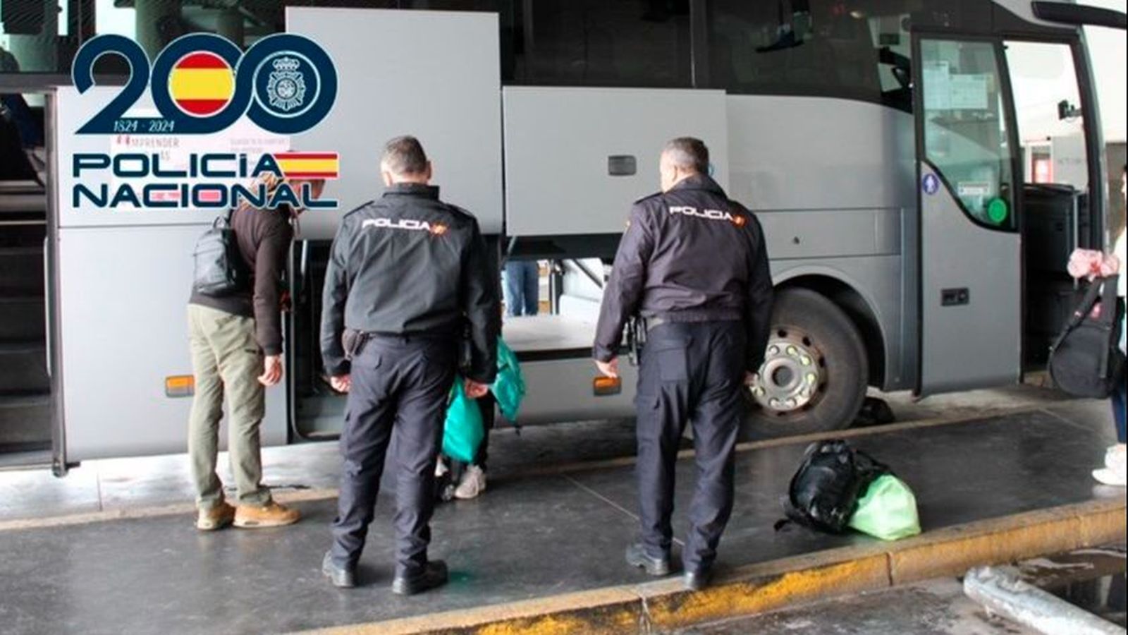 Patrulla de la Policía Nacional en la estación  de autobuses  de Granada