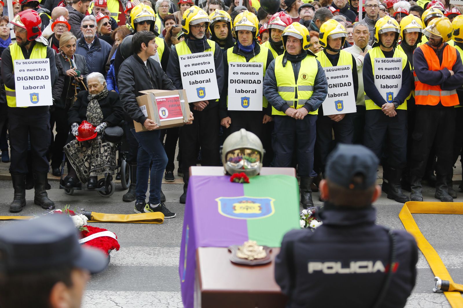 Las imágenes de la 'marcha fúnebre' de los bomberos en Málaga