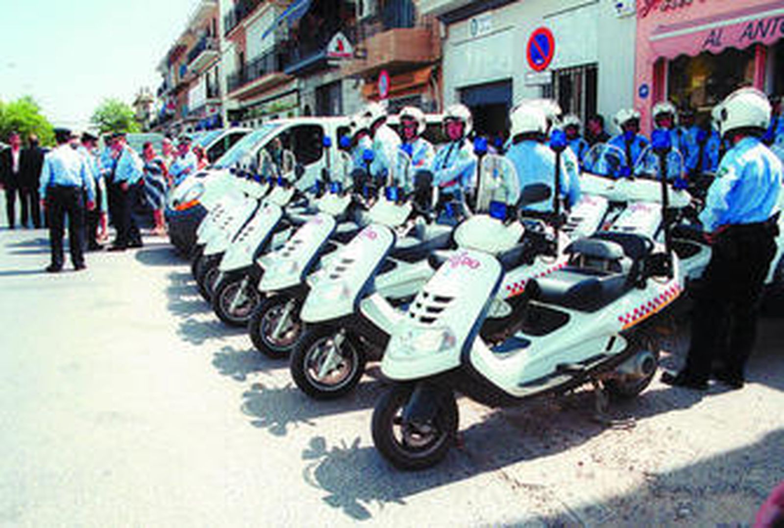 Imagen de la inauguración de la subtenencia de la Policía Local en Torreblanca.
