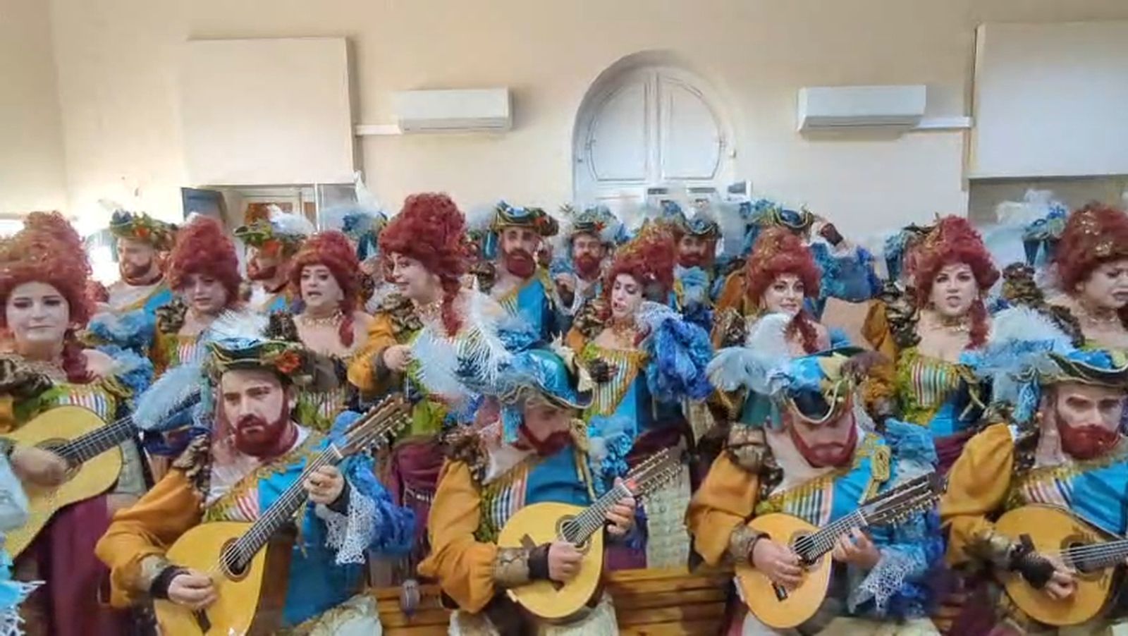 El coro de Luis Rivero ('ADN') le canta a