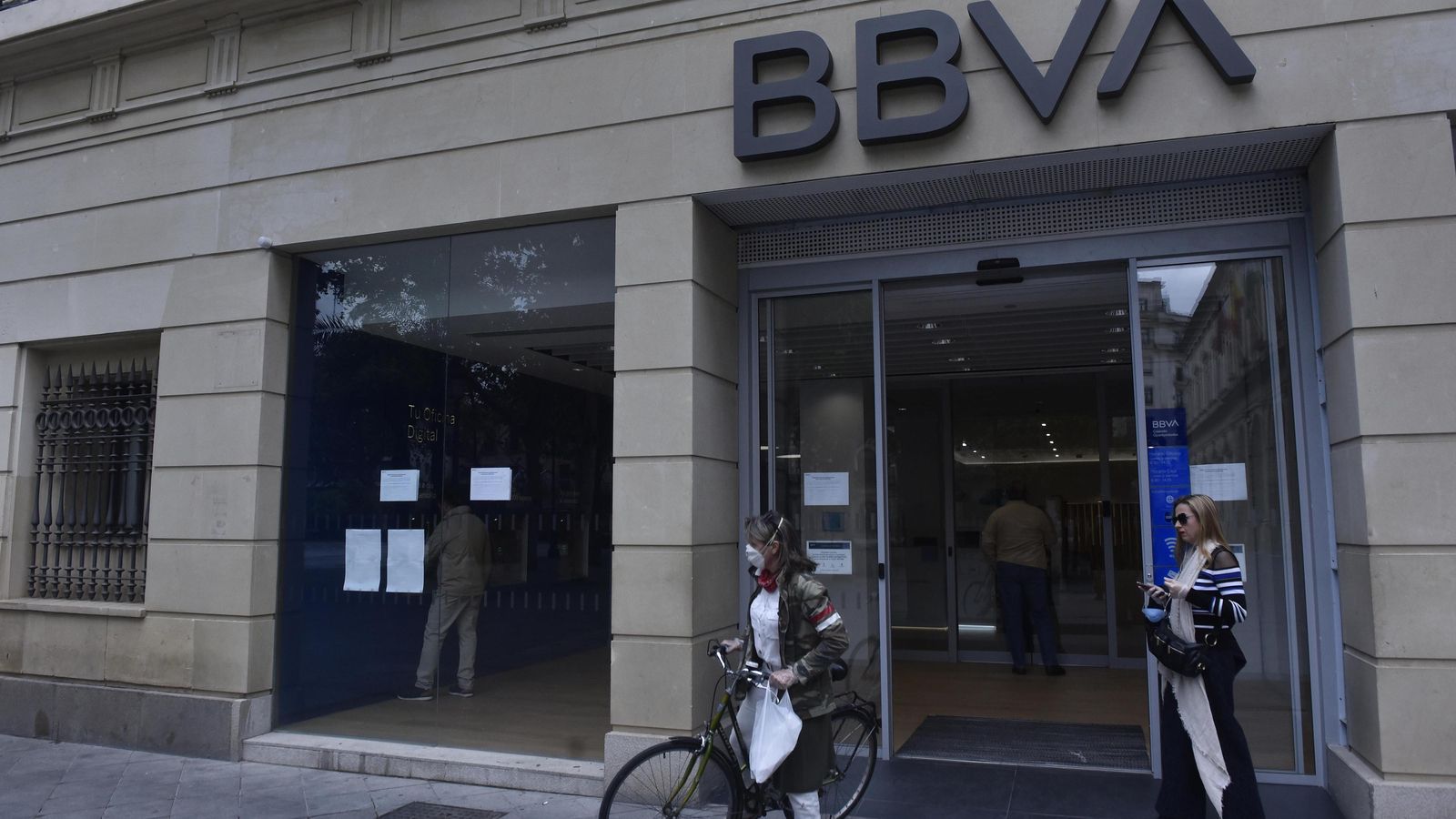 Dos usuarias en la puerta de la sucursal de BBVA en Plaza Nueva.