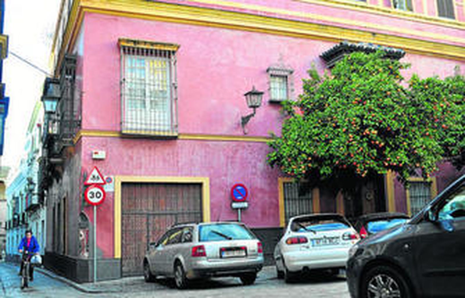 La fachada principal del inmueble catalogado, en el número 7 de la calle Guzmán el Bueno.