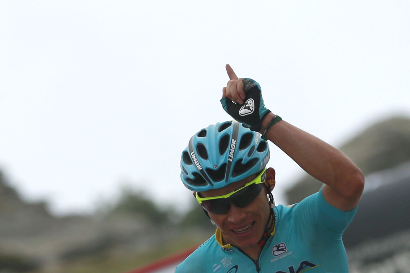 El colombiano Miguel Ángel López, con el pulgar en alto, celebra su primera victoria en La Vuelta.