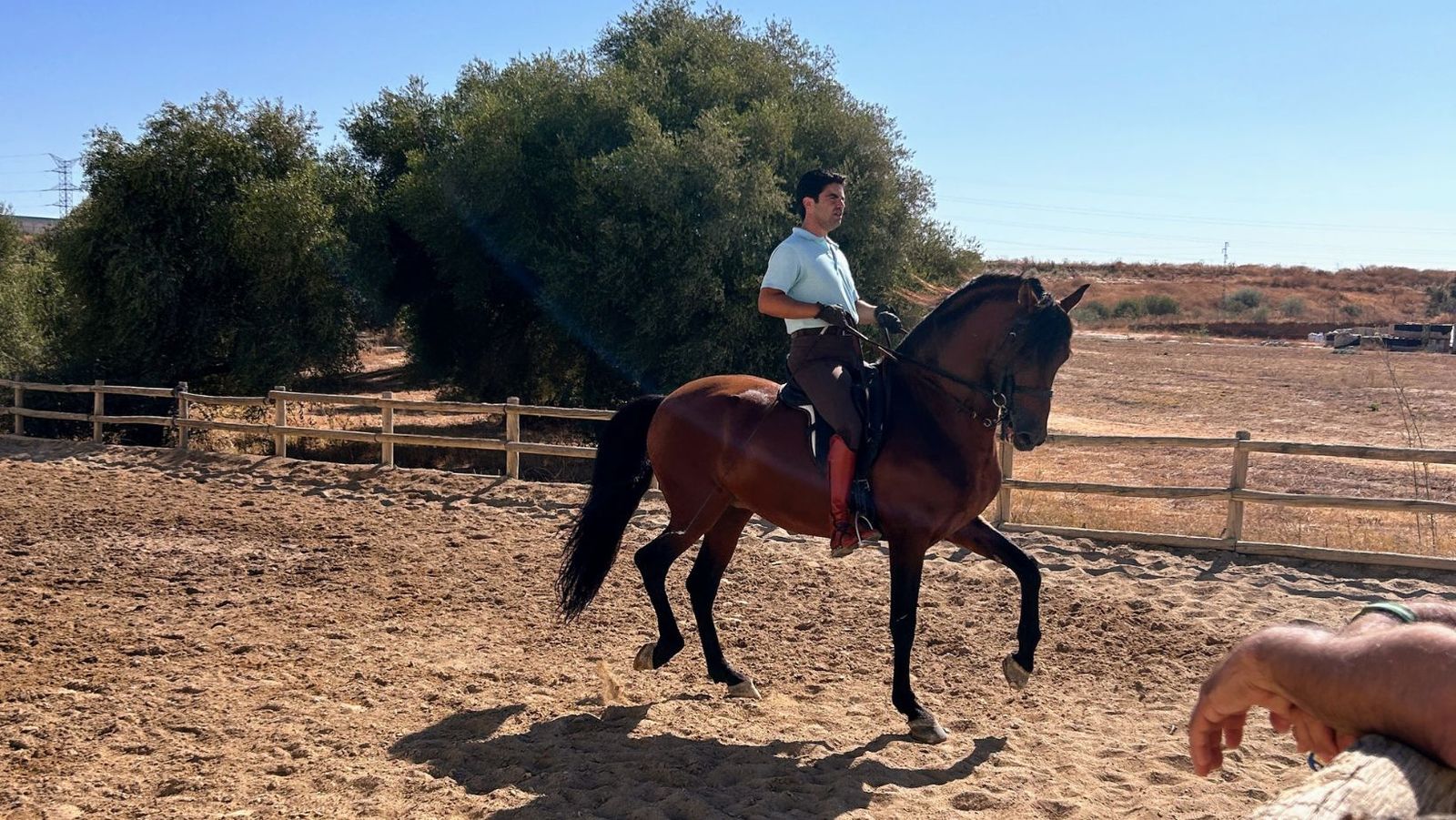 El jinete Carlos Martín, uno de los participantes, en una de las pistas del hipódromo.