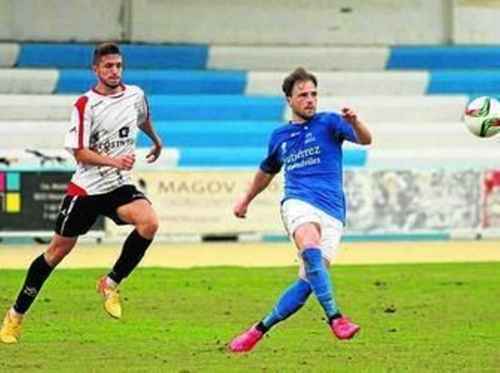Molina toca el cuero en el duelo de la primera vuelta ante los almerienses.
