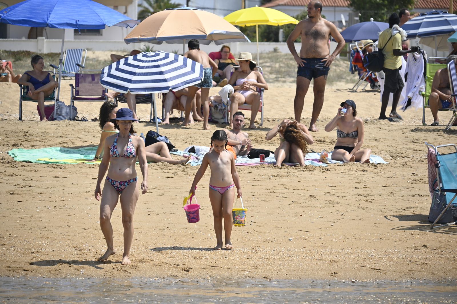 Ambiente en la playas de Huelva este sábado 22 de julio, en imágenes