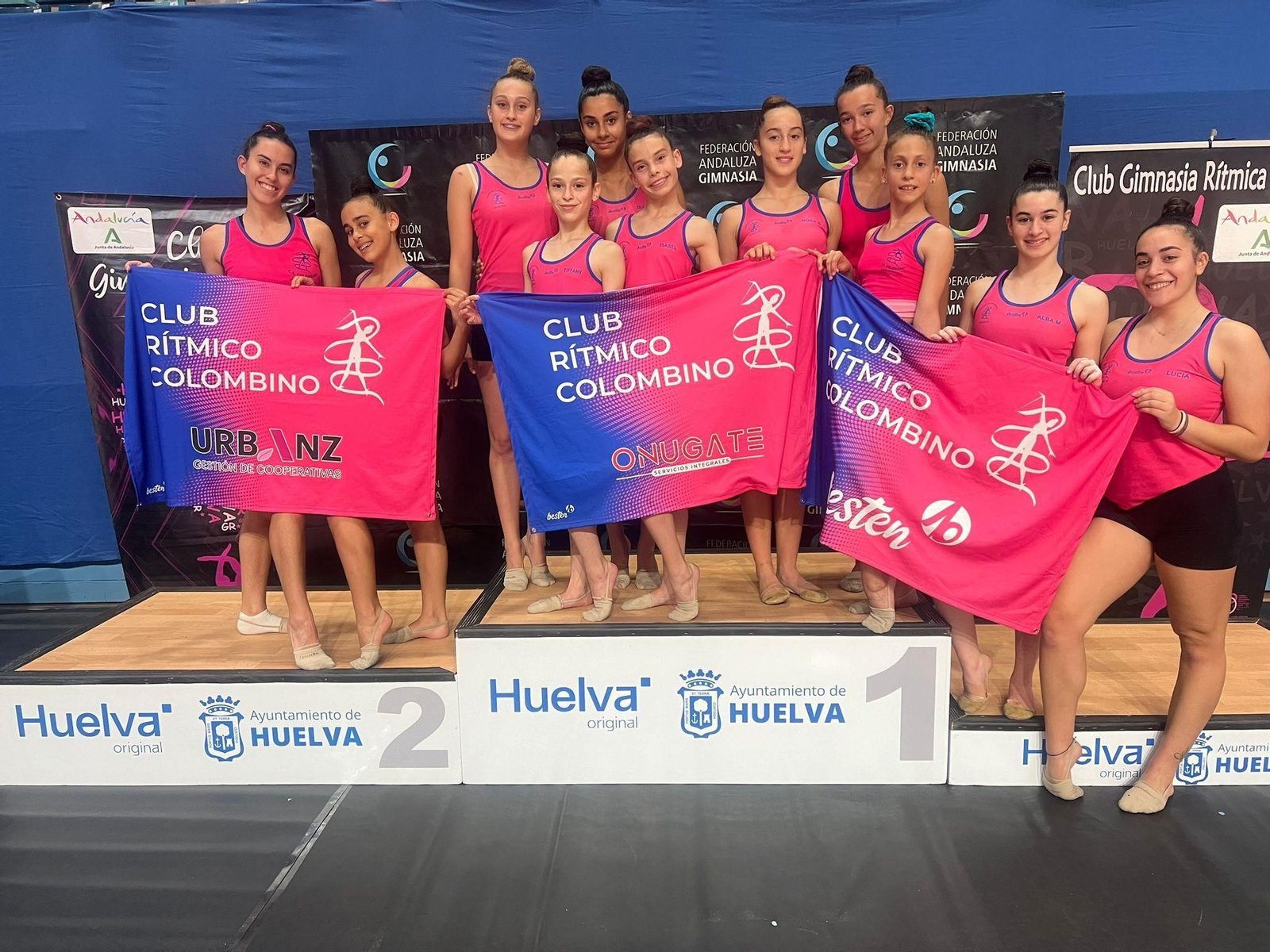 Integrantes del CR Colombino posan con las banderas del club.