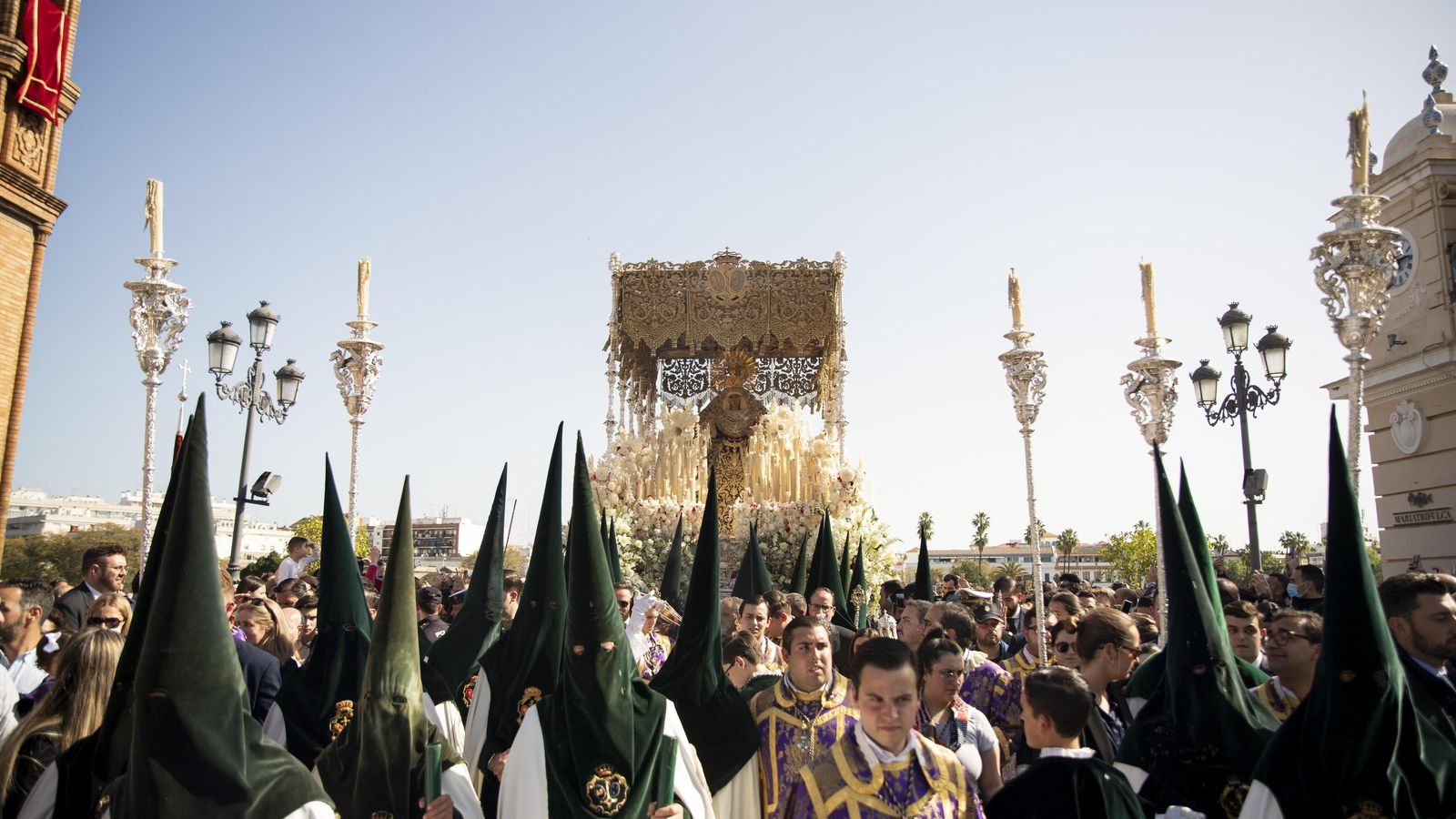 La Esperanza de Triana en su regreso.