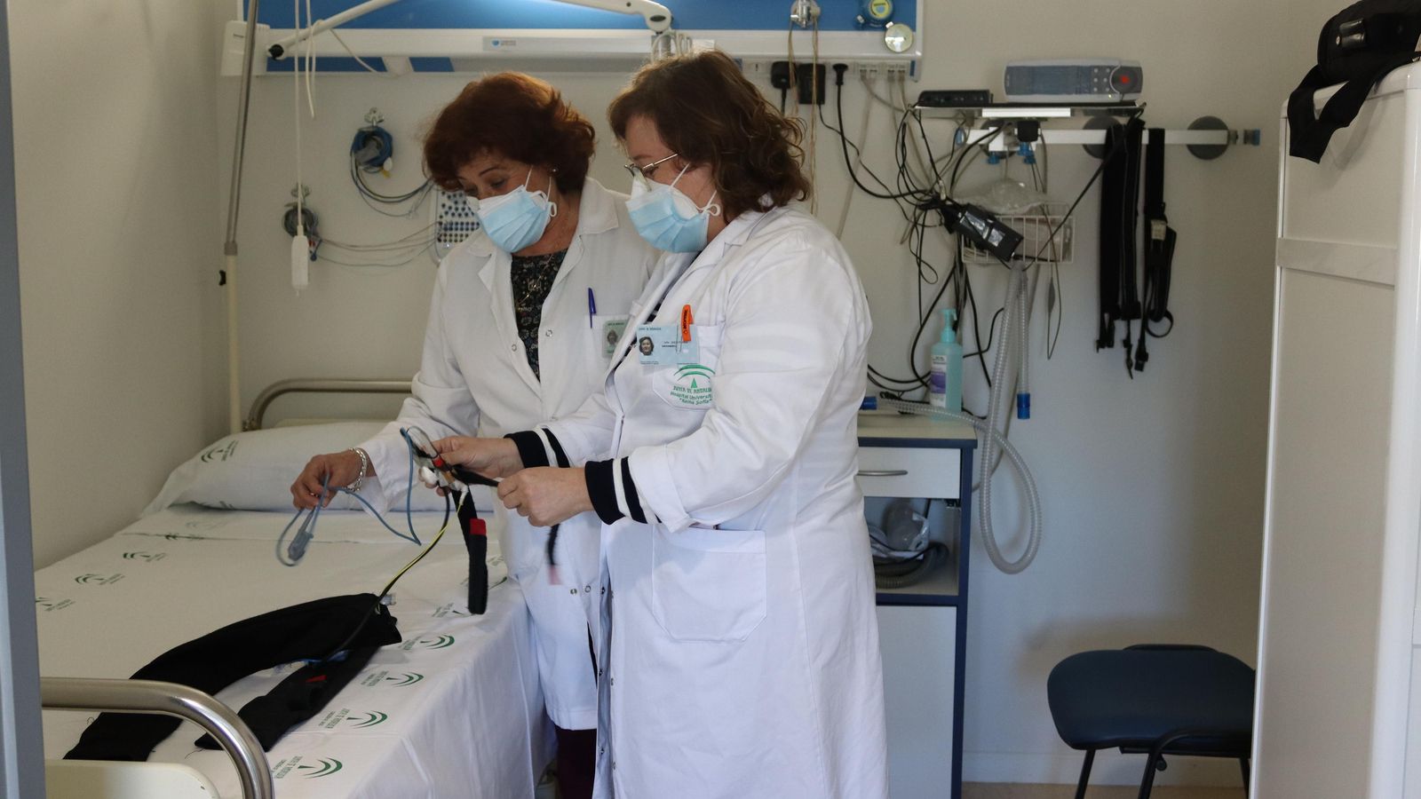 Las enfermeras María del Carmen Sánchez y Julia Parra preparan un dispositivo para una prueba.