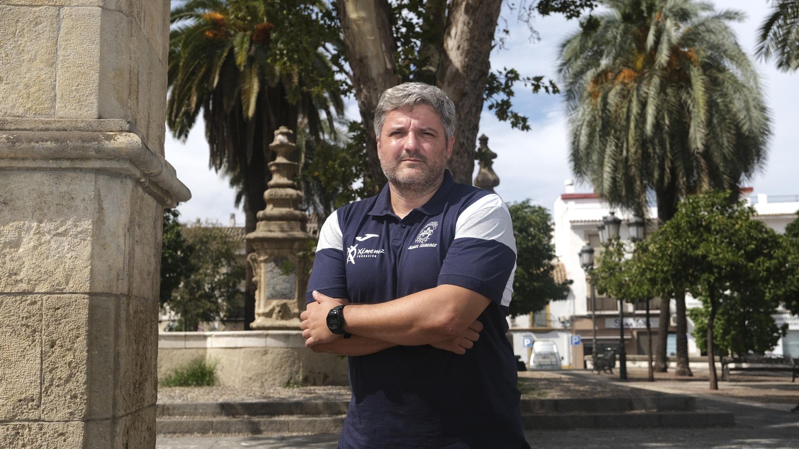 Paco Bustos posa para 'el Día' en una plaza cordobesa.
