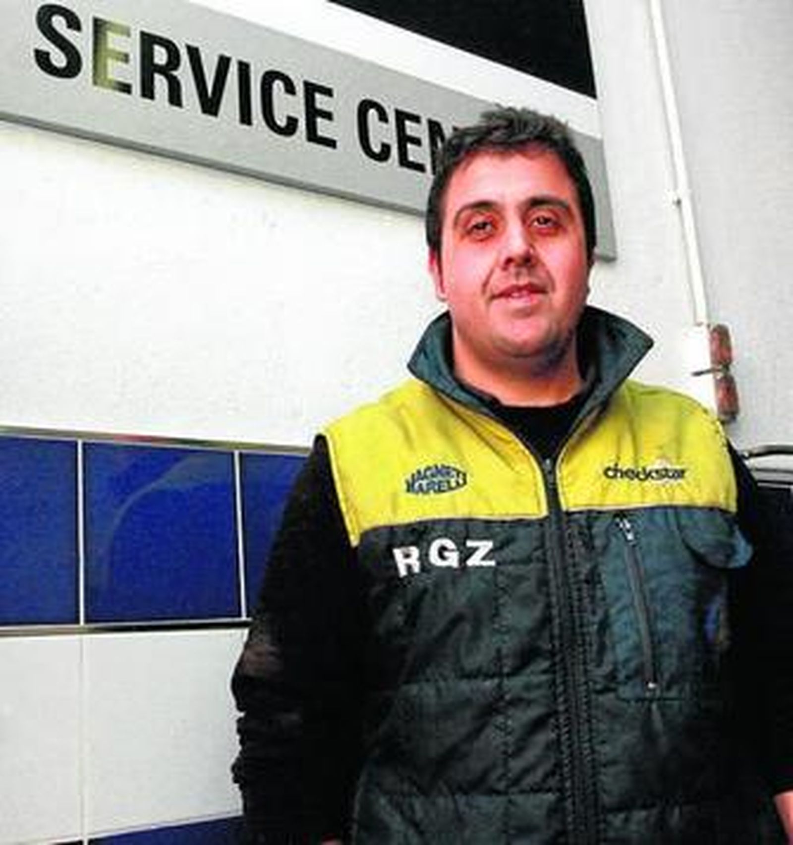 Coches clásicos, motores y un trabajo