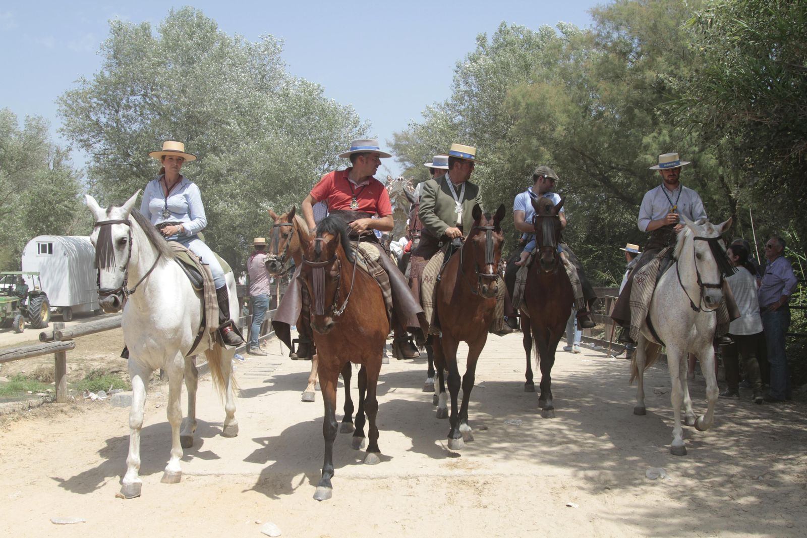 Las hermandades cruzando el puente del Ajolí, en imágenes