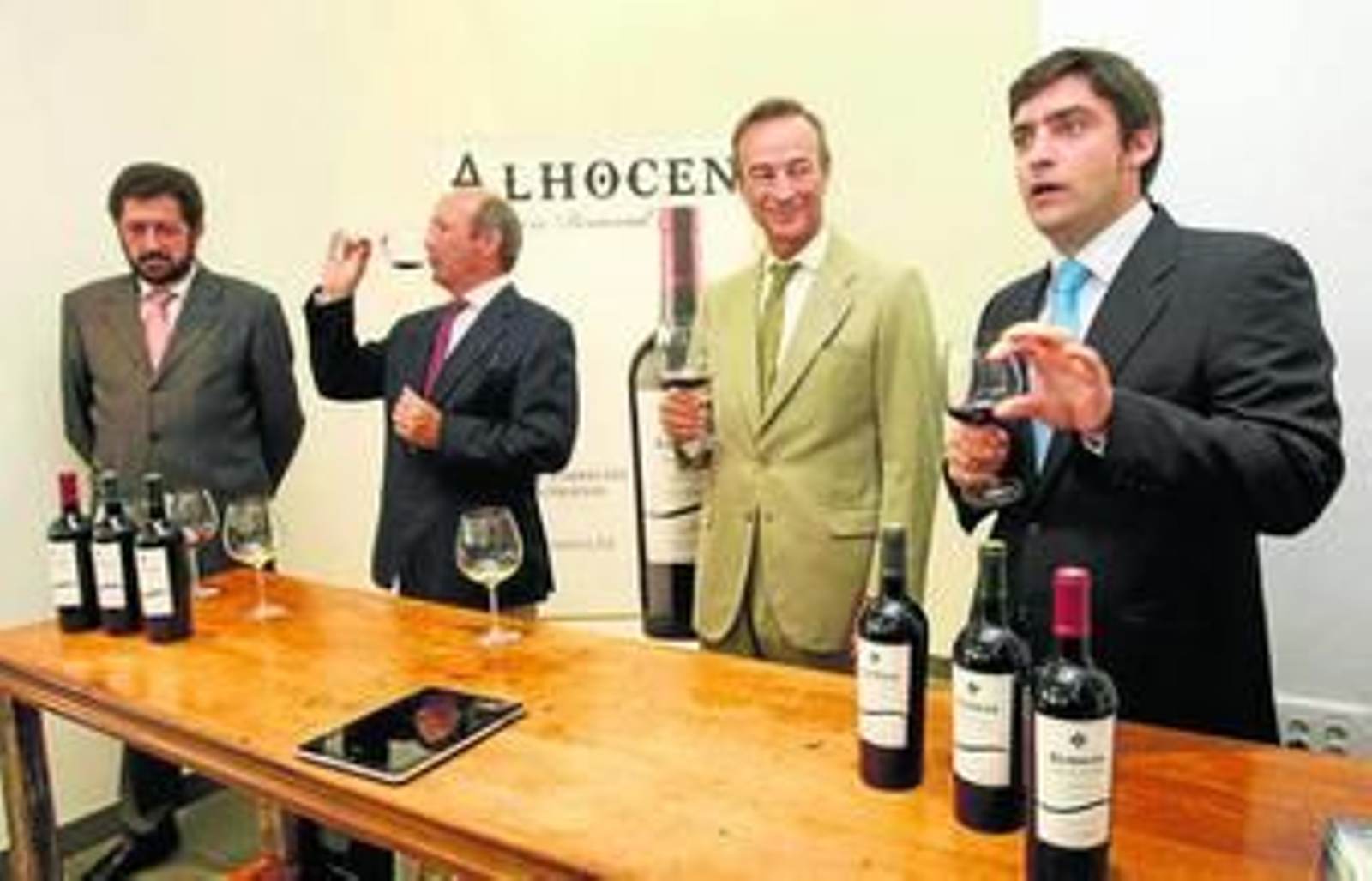 Miguel y Rafael Domecq, responsables de la bodega, junto a los enólogos Javier Díez y Joaquín Gómez-Beser.