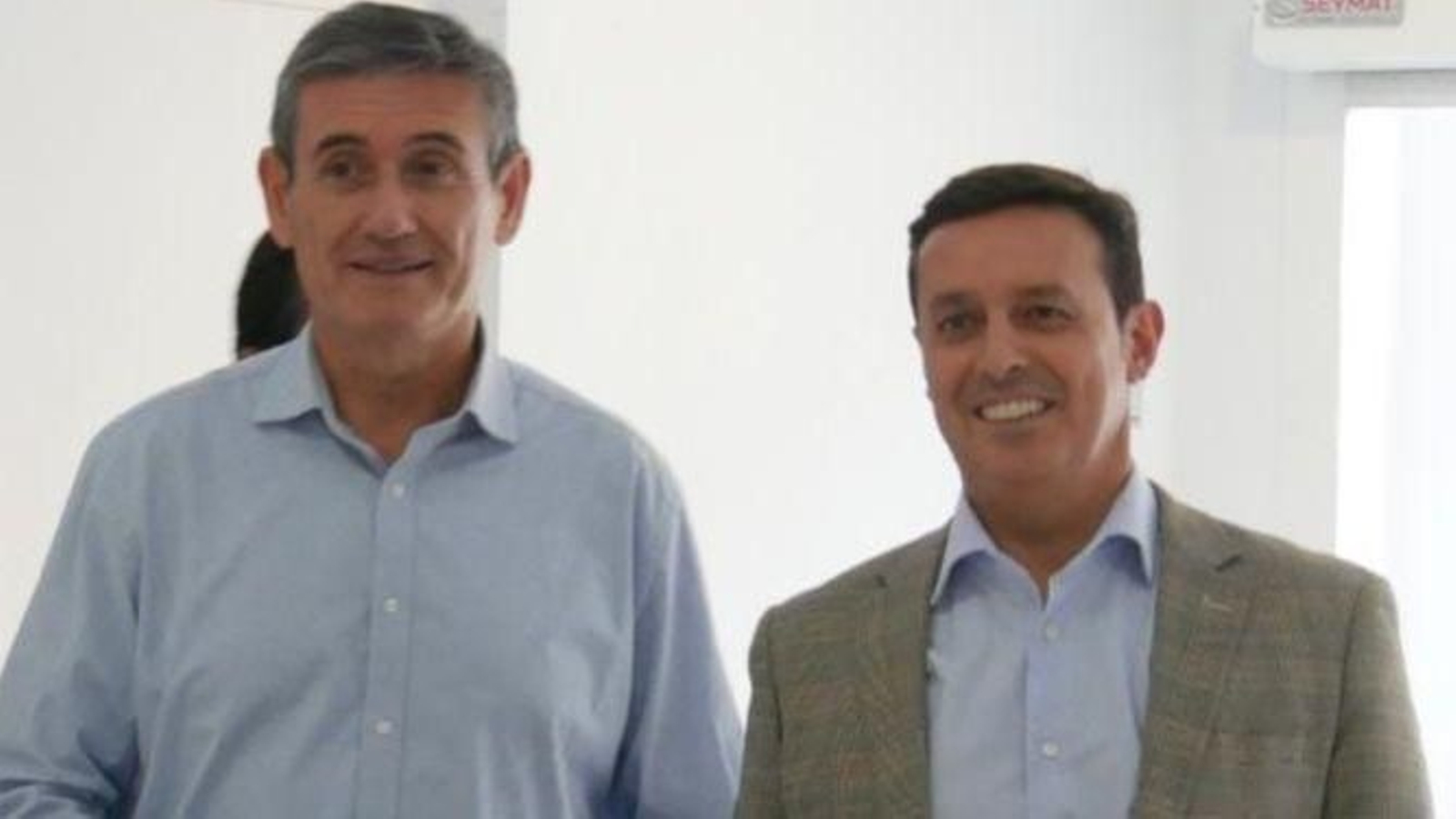 Javier Aureliano García, a la derecha, junto al alcalde de Adra, Manuel Crespo.