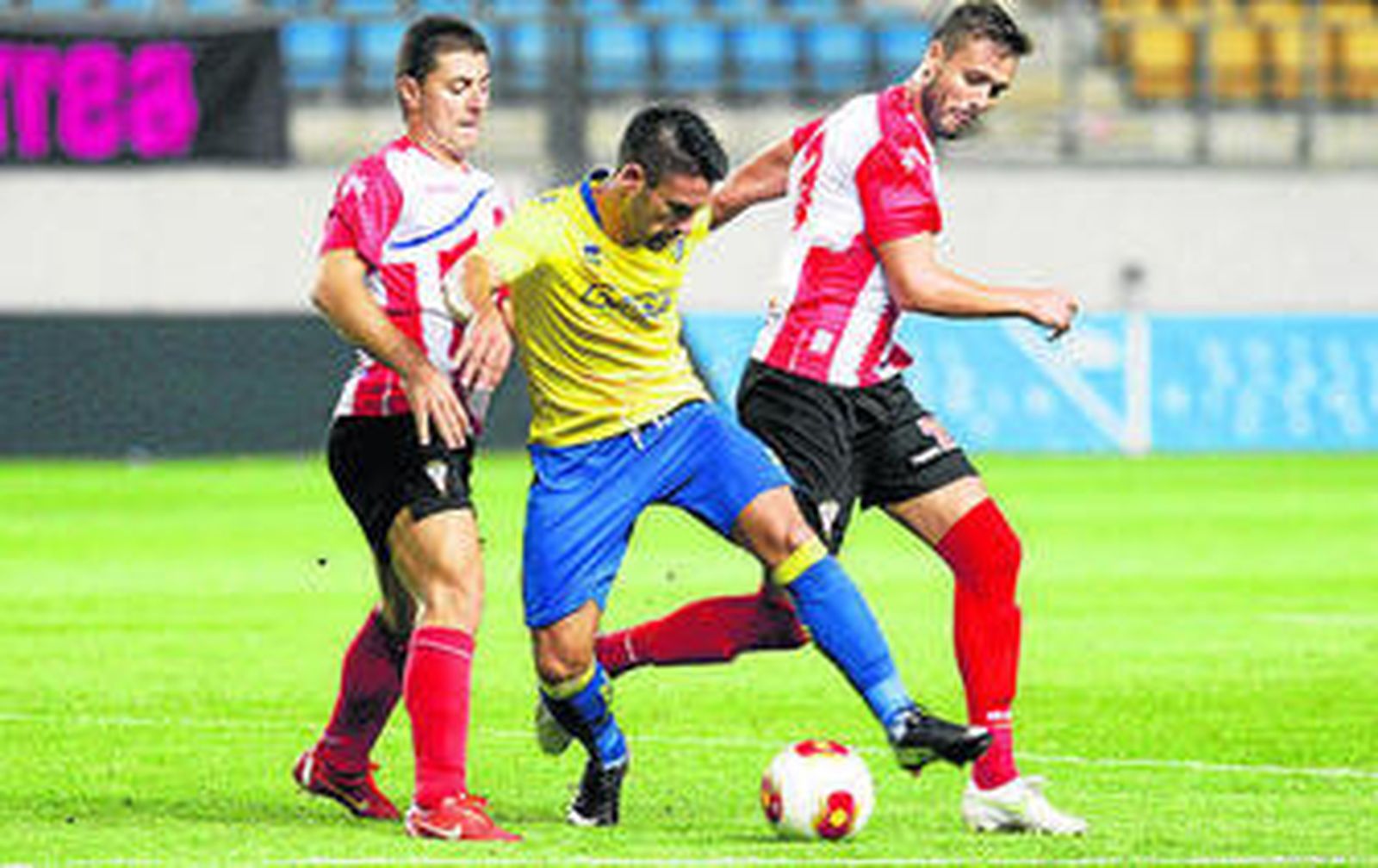 Parada (d.) y Máiquez presionan a un jugador del Cádiz.