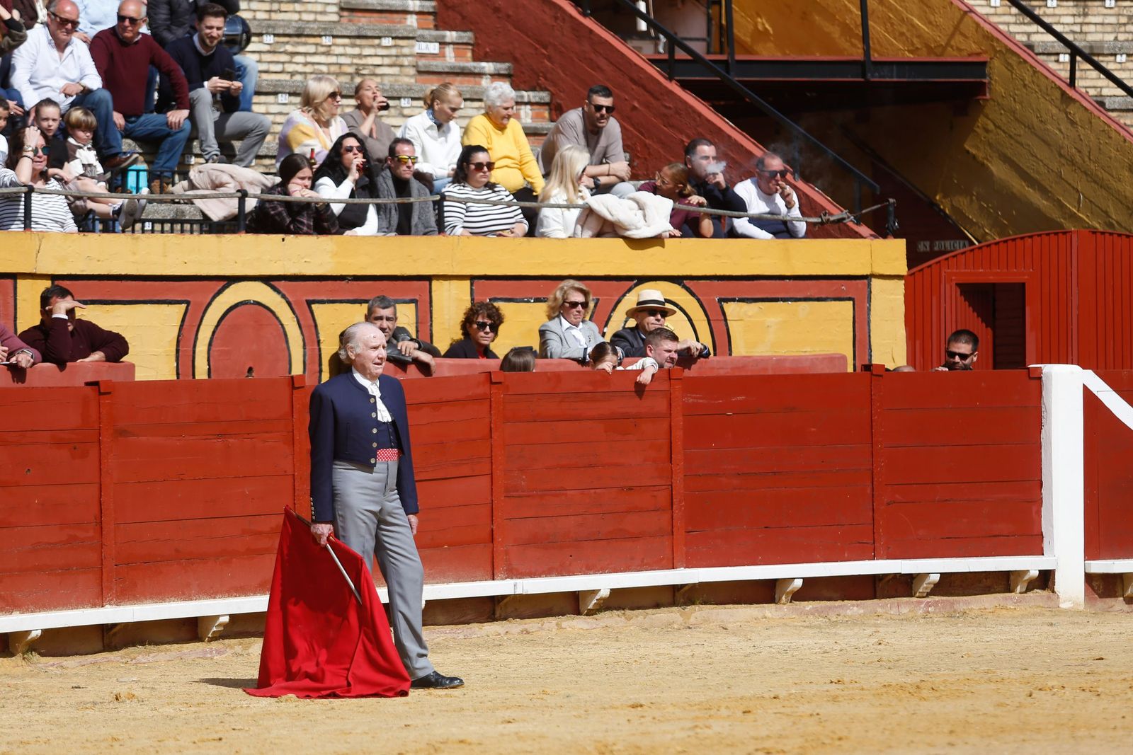La clase magistral solidaria de Miguelete en la plaza de toros de Las Palomas de Algeciras, en imágenes