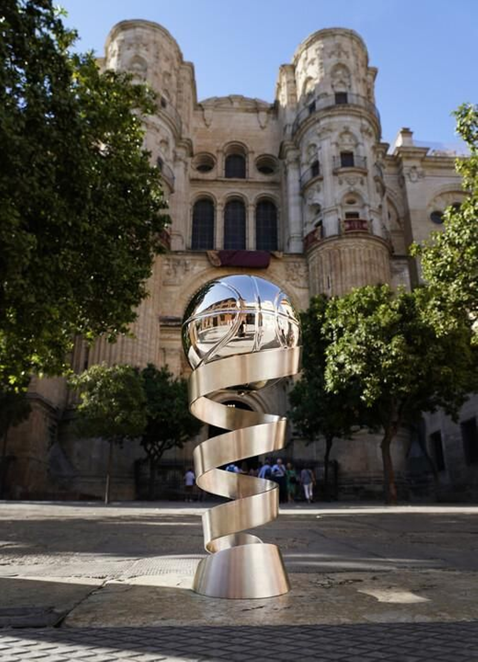 El trofeo de la Supercopa ACB se deja ver por Málaga