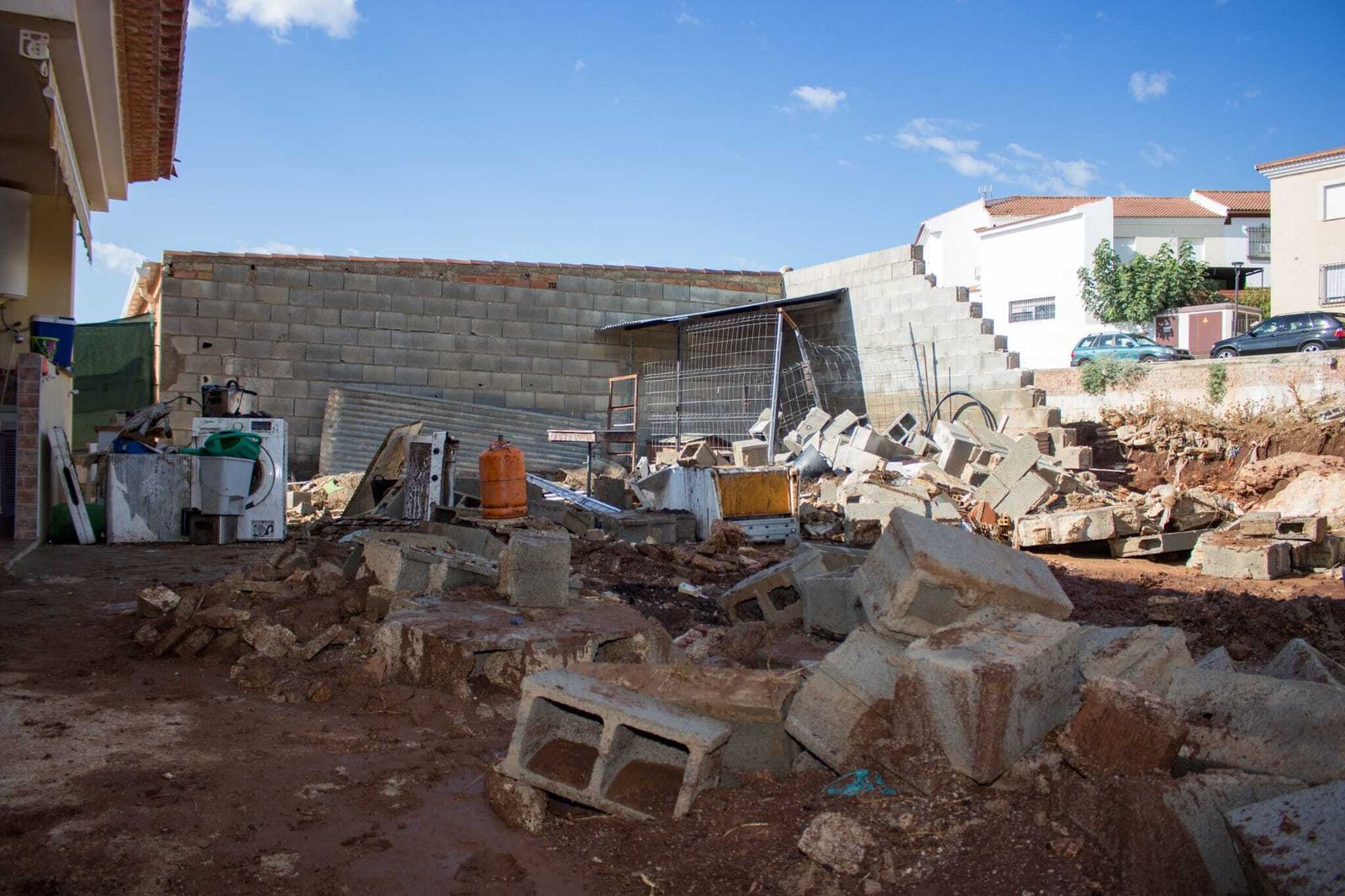 Fotos: la familia que tuvo que salir de su casa buceando por la tormenta en Granada
